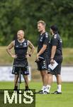 05.07.2025, Fussball 2. Bundesliga 2025/2026, 1.FC Magdeburg im Sommertrainingslager in Bad Wrishofen im Unterallgu,  mitte: Trainer Markus Fiedler (Magdeburg) mit seinem Fitness-Trainerteam, li: Jannik Kirchenkamp (Athletik und Rehatrainer)