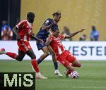 05.07.2025, FIFA Club World Cup 2025, Viertelfinale, Paris St. Germain - FC Bayern Mnchen, im Mercedes-Benz Stadium (Atlanta, GA), re: Michael Olise (FC Bayern Mnchen) gegen Bradley Barcola (FC Paris Saint-Germain) 