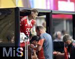 05.07.2025, FIFA Club World Cup 2025, Viertelfinale, Paris St. Germain - FC Bayern Mnchen, im Mercedes-Benz Stadium (Atlanta, GA), Josip Stanisic (Bayern Mnchen) muss am Oberschenkel bandagiert werden.
