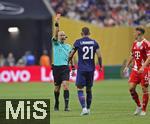 05.07.2025, FIFA Club World Cup 2025, Viertelfinale, Paris St. Germain - FC Bayern Mnchen, im Mercedes-Benz Stadium (Atlanta, GA), Schiedsrichter Anthony Taylor zeigt Lucas Hernandez (FC Paris Saint-Germain) die Rote Karte  