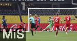 05.07.2025, FIFA Club World Cup 2025, Viertelfinale, Paris St. Germain - FC Bayern Mnchen, im Mercedes-Benz Stadium (Atlanta, GA), re: Torwart Manuel Neuer (FC Bayern Mnchen) hlt den Ball von Bradley Barcola (li, FC Paris Saint-Germain) 