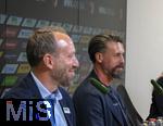 07.07.2025, Fussball 1. Bundesliga 2025/2026, Trainingsauftakt FC Augsburg, Pressekonferenz in der WWK-Arena Augsburg, Vorstellung von Trainer Sandro Wagner (re, FC Augsburg). li: Geschftsfhrer Michael Strll (FC Augsburg) 
 

