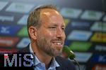 07.07.2025, Fussball 1. Bundesliga 2025/2026, Trainingsauftakt FC Augsburg, Pressekonferenz in der WWK-Arena Augsburg, Vorstellung von Trainer Sandro Wagner (FC Augsburg). hier Geschftsfhrer Michael Strll (FC Augsburg) 
 

