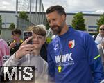 07.07.2025, Fussball 1. Bundesliga 2025/2026, Trainingsauftakt FC Augsburg, am Trainingsplatz an der WWK-Arena Augsburg, Trainer Sandro Wagner (FC Augsburg) mit den begeisterten Fans 
 

