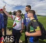 07.07.2025, Fussball 1. Bundesliga 2025/2026, Trainingsauftakt FC Augsburg, am Trainingsplatz an der WWK-Arena Augsburg, Trainer Sandro Wagner (FC Augsburg) mit den begeisterten Fans 
 


