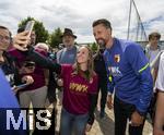07.07.2025, Fussball 1. Bundesliga 2025/2026, Trainingsauftakt FC Augsburg, am Trainingsplatz an der WWK-Arena Augsburg, Trainer Sandro Wagner (FC Augsburg) mit den begeisterten Fans 
 

