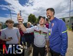07.07.2025, Fussball 1. Bundesliga 2025/2026, Trainingsauftakt FC Augsburg, am Trainingsplatz an der WWK-Arena Augsburg, Trainer Sandro Wagner (FC Augsburg) mit den begeisterten Fans 
 

