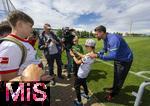 07.07.2025, Fussball 1. Bundesliga 2025/2026, Trainingsauftakt FC Augsburg, am Trainingsplatz an der WWK-Arena Augsburg, Trainer Sandro Wagner (FC Augsburg) mit den begeisterten Fans 
 

