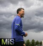 07.07.2025, Fussball 1. Bundesliga 2025/2026, Trainingsauftakt FC Augsburg, am Trainingsplatz an der WWK-Arena Augsburg, Trainer Sandro Wagner (FC Augsburg) vor der dunklen Wolkenwand eines Gewitters ber Augsburg.


