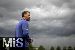 07.07.2025, Fussball 1. Bundesliga 2025/2026, Trainingsauftakt FC Augsburg, am Trainingsplatz an der WWK-Arena Augsburg, Trainer Sandro Wagner (FC Augsburg) vor der dunklen Wolkenwand eines Gewitters ber Augsburg.

