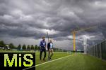 07.07.2025, Fussball 1. Bundesliga 2025/2026, Trainingsauftakt FC Augsburg, am Trainingsplatz an der WWK-Arena Augsburg, Trainer Sandro Wagner (FC Augsburg) und Geschftsfhrer Michael Strll (FC Augsburg) vor der dunklen Wolkenwand eines Gewitters ber Augsburg und der Baustelle am Parkplatz der Arena.

