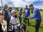 07.07.2025, Fussball 1. Bundesliga 2025/2026, Trainingsauftakt FC Augsburg, am Trainingsplatz an der WWK-Arena Augsburg, Trainer Sandro Wagner (FC Augsburg) mit den begeisterten Fans 
 

