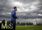 07.07.2025, Fussball 1. Bundesliga 2025/2026, Trainingsauftakt FC Augsburg, am Trainingsplatz an der WWK-Arena Augsburg, Trainer Sandro Wagner (FC Augsburg) vor der dunklen Wolkenwand eines Gewitters ber Augsburg.

