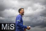 07.07.2025, Fussball 1. Bundesliga 2025/2026, Trainingsauftakt FC Augsburg, am Trainingsplatz an der WWK-Arena Augsburg, Trainer Sandro Wagner (FC Augsburg) vor der dunklen Wolkenwand eines Gewitters ber Augsburg.

