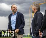 07.07.2025, Fussball 1. Bundesliga 2025/2026, Trainingsauftakt FC Augsburg, am Trainingsplatz an der WWK-Arena Augsburg, v.li: Geschftsfhrer Michael Strll (FC Augsburg), Manuel Baum (FCA).
 

