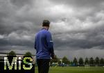 07.07.2025, Fussball 1. Bundesliga 2025/2026, Trainingsauftakt FC Augsburg, am Trainingsplatz an der WWK-Arena Augsburg, Trainer Sandro Wagner (FC Augsburg) vor der dunklen Wolkenwand eines Gewitters ber Augsburg.

