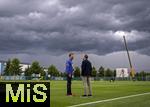 07.07.2025, Fussball 1. Bundesliga 2025/2026, Trainingsauftakt FC Augsburg, am Trainingsplatz an der WWK-Arena Augsburg, Trainer Sandro Wagner (FC Augsburg) und Geschftsfhrer Michael Strll (FC Augsburg) vor der dunklen Wolkenwand eines Gewitters ber Augsburg und der Baustelle am Parkplatz der Arena.

