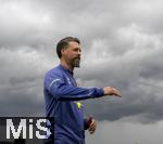 07.07.2025, Fussball 1. Bundesliga 2025/2026, Trainingsauftakt FC Augsburg, am Trainingsplatz an der WWK-Arena Augsburg, Trainer Sandro Wagner (FC Augsburg) vor der dunklen Wolkenwand eines Gewitters ber Augsburg. 

