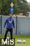 07.07.2025, Fussball 1. Bundesliga 2025/2026, Trainingsauftakt FC Augsburg, am Trainingsplatz an der WWK-Arena Augsburg, Trainer Sandro Wagner (FC Augsburg). Hinten ein Pfeil nach oben und VORFAHRT-Schild.
 

