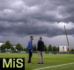 07.07.2025, Fussball 1. Bundesliga 2025/2026, Trainingsauftakt FC Augsburg, am Trainingsplatz an der WWK-Arena Augsburg, Trainer Sandro Wagner (FC Augsburg) und Geschftsfhrer Michael Strll (FC Augsburg) vor der dunklen Wolkenwand eines Gewitters ber Augsburg und der Baustelle am Parkplatz der Arena.

