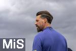07.07.2025, Fussball 1. Bundesliga 2025/2026, Trainingsauftakt FC Augsburg, am Trainingsplatz an der WWK-Arena Augsburg, Trainer Sandro Wagner (FC Augsburg) vor der dunklen Wolkenwand eines Gewitters ber Augsburg. 

