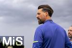 07.07.2025, Fussball 1. Bundesliga 2025/2026, Trainingsauftakt FC Augsburg, am Trainingsplatz an der WWK-Arena Augsburg, Trainer Sandro Wagner (FC Augsburg) vor der dunklen Wolkenwand eines Gewitters ber Augsburg. 

