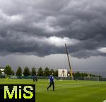 07.07.2025, Fussball 1. Bundesliga 2025/2026, Trainingsauftakt FC Augsburg, am Trainingsplatz an der WWK-Arena Augsburg, Trainer Sandro Wagner (FC Augsburg) vor der dunklen Wolkenwand eines Gewitters ber Augsburg und der Baustelle am Parkplatz der Arena.


