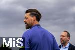 07.07.2025, Fussball 1. Bundesliga 2025/2026, Trainingsauftakt FC Augsburg, am Trainingsplatz an der WWK-Arena Augsburg, Trainer Sandro Wagner (FC Augsburg) vor der dunklen Wolkenwand eines Gewitters ber Augsburg.  re: Geschftsfhrer Michael Strll (FC Augsburg) 

