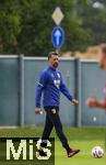 07.07.2025, Fussball 1. Bundesliga 2025/2026, Trainingsauftakt FC Augsburg, am Trainingsplatz an der WWK-Arena Augsburg, Trainer Sandro Wagner (FC Augsburg). Hinten ein Pfeil nach oben und VORFAHRT-Schild.
 

