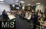 07.07.2025, Fussball 1. Bundesliga 2025/2026, Trainingsauftakt FC Augsburg, Pressekonferenz in der WWK-Arena Augsburg, Vorstellung von Trainer Sandro Wagner (mitte, FC Augsburg), li: Geschftsfhrer Michael Strll (FC Augsburg), zahlreiche Medienvertreter verfolgen die PK.
 

