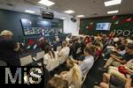 07.07.2025, Fussball 1. Bundesliga 2025/2026, Trainingsauftakt FC Augsburg, Pressekonferenz in der WWK-Arena Augsburg, Vorstellung von Trainer Sandro Wagner (mitte, FC Augsburg), li: Geschftsfhrer Michael Strll (FC Augsburg), zahlreiche Medienvertreter verfolgen die PK.
 

