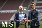 07.07.2025, Fussball 1. Bundesliga 2025/2026, Trainingsauftakt FC Augsburg, Pressekonferenz in der WWK-Arena Augsburg, Vorstellung von Trainer Sandro Wagner (re, FC Augsburg) mit Geschftsfhrer Michael Strll (FC Augsburg) 
 


