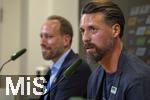07.07.2025, Fussball 1. Bundesliga 2025/2026, Trainingsauftakt FC Augsburg, Pressekonferenz in der WWK-Arena Augsburg, Vorstellung von Trainer Sandro Wagner (FC Augsburg), li: Geschftsfhrer Michael Strll (FC Augsburg) 
 

