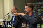 07.07.2025, Fussball 1. Bundesliga 2025/2026, Trainingsauftakt FC Augsburg, Pressekonferenz in der WWK-Arena Augsburg, Vorstellung von Trainer Sandro Wagner (FC Augsburg), li: Geschftsfhrer Michael Strll (FC Augsburg) 
 

