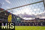 08.07.2025, UEFA Frauen-Europameisterschaft 2025 in der Schweiz. Spieltag 2, Vorrunde, Deutschland - Dnemark, im St-Jakob-Park Basel (Schweiz). Warten auf die VAR-Entscheidung, Torhterin Maja Bay stergaard (Dnemark), steht wartend im Tor, auch Sjoeke Nsken (re, Deutschland) wartet mit dem Ball am Elfmeterpunkt auf die Entscheidung von Schiedsrichterin Catarina Ferreira Campos.  