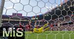08.07.2025, UEFA Frauen-Europameisterschaft 2025 in der Schweiz. Spieltag 2, Vorrunde, Deutschland - Dnemark, im St-Jakob-Park Basel (Schweiz). Torschuss der spter per VAR annuliert wurde von Klara Bhl (hi. Deutschland), Torhterin Maja Bay stergaard (Dnemark) am Boden.