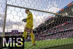 08.07.2025, UEFA Frauen-Europameisterschaft 2025 in der Schweiz. Spieltag 2, Vorrunde, Deutschland - Dnemark, im St-Jakob-Park Basel (Schweiz). Warten auf die VAR-Entscheidung, Torhterin Maja Bay stergaard (Dnemark), steht wartend im Tor, auch Sjoeke Nsken (Deutschland) wartet mit dem Ball am Elfmeterpunkt auf die Entscheidung von Schiedsrichterin Catarina Ferreira Campos.  