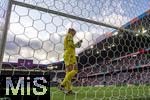 08.07.2025, UEFA Frauen-Europameisterschaft 2025 in der Schweiz. Spieltag 2, Vorrunde, Deutschland - Dnemark, im St-Jakob-Park Basel (Schweiz). Warten auf die VAR-Entscheidung, Torhterin Maja Bay stergaard (Dnemark), steht wartend im Tor, auch Sjoeke Nsken (Deutschland) wartet mit dem Ball am Elfmeterpunkt auf die Entscheidung von Schiedsrichterin Catarina Ferreira Campos. 