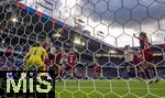 08.07.2025, UEFA Frauen-Europameisterschaft 2025 in der Schweiz. Spieltag 2, Vorrunde, Deutschland - Dnemark, im St-Jakob-Park Basel (Schweiz). Szene im Strafraum, li: Torhterin Maja Bay stergaard (Dnemark) 