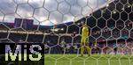 08.07.2025, UEFA Frauen-Europameisterschaft 2025 in der Schweiz. Spieltag 2, Vorrunde, Deutschland - Dnemark, im St-Jakob-Park Basel (Schweiz). Warten auf die VAR-Entscheidung, Torhterin Maja Bay stergaard (Dnemark), steht wartend im Tor, auch Sjoeke Nsken (mitte, Deutschland) wartet mit dem Ball am Elfmeterpunkt auf die Entscheidung von Schiedsrichterin Catarina Ferreira Campos (re).