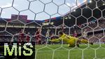08.07.2025, UEFA Frauen-Europameisterschaft 2025 in der Schweiz. Spieltag 2, Vorrunde, Deutschland - Dnemark, im St-Jakob-Park Basel (Schweiz). Torschuss der spter per VAR annuliert wurde von Klara Bhl (hi. Deutschland), Torhterin Maja Bay stergaard (Dnemark) am Boden.