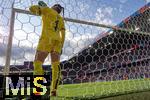08.07.2025, UEFA Frauen-Europameisterschaft 2025 in der Schweiz. Spieltag 2, Vorrunde, Deutschland - Dnemark, im St-Jakob-Park Basel (Schweiz). Warten auf die VAR-Entscheidung, Torhterin Maja Bay stergaard (Dnemark), steht wartend im Tor, auch Sjoeke Nsken (Deutschland) wartet mit dem Ball am Elfmeterpunkt auf die Entscheidung von Schiedsrichterin Catarina Ferreira Campos. 