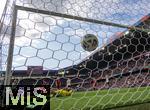 08.07.2025, UEFA Frauen-Europameisterschaft 2025 in der Schweiz. Spieltag 2, Vorrunde, Deutschland - Dnemark, im St-Jakob-Park Basel (Schweiz). Torschuss der spter per VAR annuliert wurde von Klara Bhl (hi. Deutschland), Torhterin Maja Bay stergaard (Dnemark) am Boden.