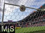 08.07.2025, UEFA Frauen-Europameisterschaft 2025 in der Schweiz. Spieltag 2, Vorrunde, Deutschland - Dnemark, im St-Jakob-Park Basel (Schweiz). Torschuss der spter per VAR annuliert wurde von Klara Bhl (hi. Deutschland), Torhterin Maja Bay stergaard (Dnemark) am Boden.