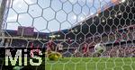 08.07.2025, UEFA Frauen-Europameisterschaft 2025 in der Schweiz. Spieltag 2, Vorrunde, Deutschland - Dnemark, im St-Jakob-Park Basel (Schweiz). Torschuss der spter per VAR annuliert wurde von Klara Bhl (hi. Deutschland), Torhterin Maja Bay stergaard (Dnemark) am Boden. 