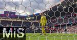 08.07.2025, UEFA Frauen-Europameisterschaft 2025 in der Schweiz. Spieltag 2, Vorrunde, Deutschland - Dnemark, im St-Jakob-Park Basel (Schweiz). Warten auf die VAR-Entscheidung, Torhterin Maja Bay stergaard (Dnemark), steht wartend im Tor, auch Sjoeke Nsken (mitte, Deutschland) wartet mit dem Ball am Elfmeterpunkt auf die Entscheidung von Schiedsrichterin Catarina Ferreira Campos (re).