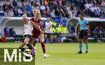 08.07.2025, UEFA Frauen-Europameisterschaft 2025 in der Schweiz. Spieltag 2, Vorrunde, Deutschland - Dnemark, im St-Jakob-Park Basel (Schweiz). v.li: Linda Dallmann (Deutschland) gegen Karen Holmgaard (Dnemark), re: Schiedsrichterin Catarina Campos 