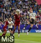 08.07.2025, UEFA Frauen-Europameisterschaft 2025 in der Schweiz. Spieltag 2, Vorrunde, Deutschland - Dnemark, im St-Jakob-Park Basel (Schweiz). re: Sjoeke Nsken (Deutschland) gegen Amalie Vangsgaard (Dnemark) 