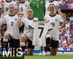 08.07.2025, UEFA Frauen-Europameisterschaft 2025 in der Schweiz. Spieltag 2, Vorrunde, Deutschland - Dnemark, im St-Jakob-Park Basel (Schweiz). Die deutschen Spielerinnen denken vor dem Anpfiff an die verletzte Giulia Gwinn (Deutschland), mit ihrem Trikot mit der Nummer 7 und Armbndern mit der Nummer 7.  v.li:   Sarai Linder (Deutschland), Elisa Sen (Deutschland) , Klara Bhl (Deutschland) 