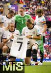 08.07.2025, UEFA Frauen-Europameisterschaft 2025 in der Schweiz. Spieltag 2, Vorrunde, Deutschland - Dnemark, im St-Jakob-Park Basel (Schweiz). Die deutschen Spielerinnen denken vor dem Anpfiff an die verletzte Giulia Gwinn (Deutschland), mit ihrem Trikot mit der Nummer 7 und Armbndern mit der Nummer 7.  v.li:   , Elisa Sen (Deutschland) , Klara Bhl (Deutschland) oben: Torhterin Ann-Katrin Berger (Deutschland), Janina Minge  (Deutschland) 